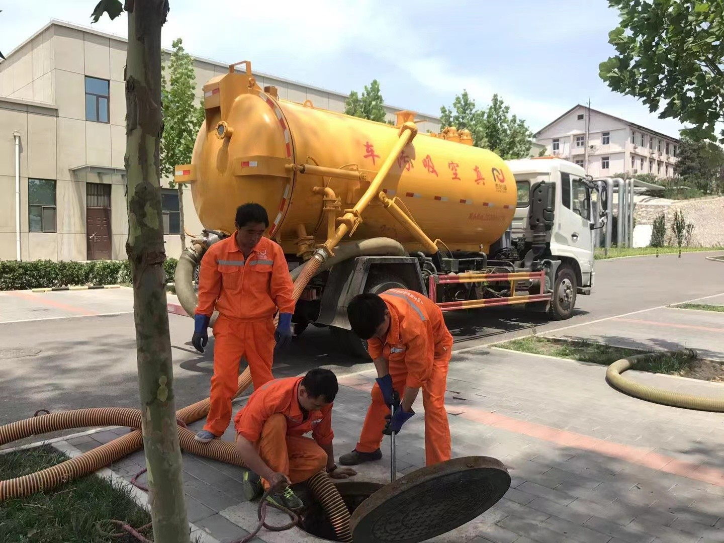 巴宜管道疏通车停在窨井附近