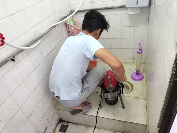 巴宜管道堵塞冒臭气 专业师傅现场解决问题