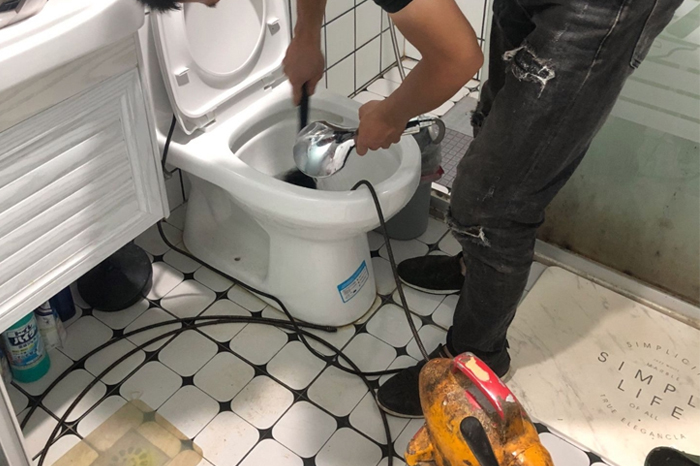 巴宜马桶堵塞自己疏通还是找师傅?专业上门服务让你省时更省心